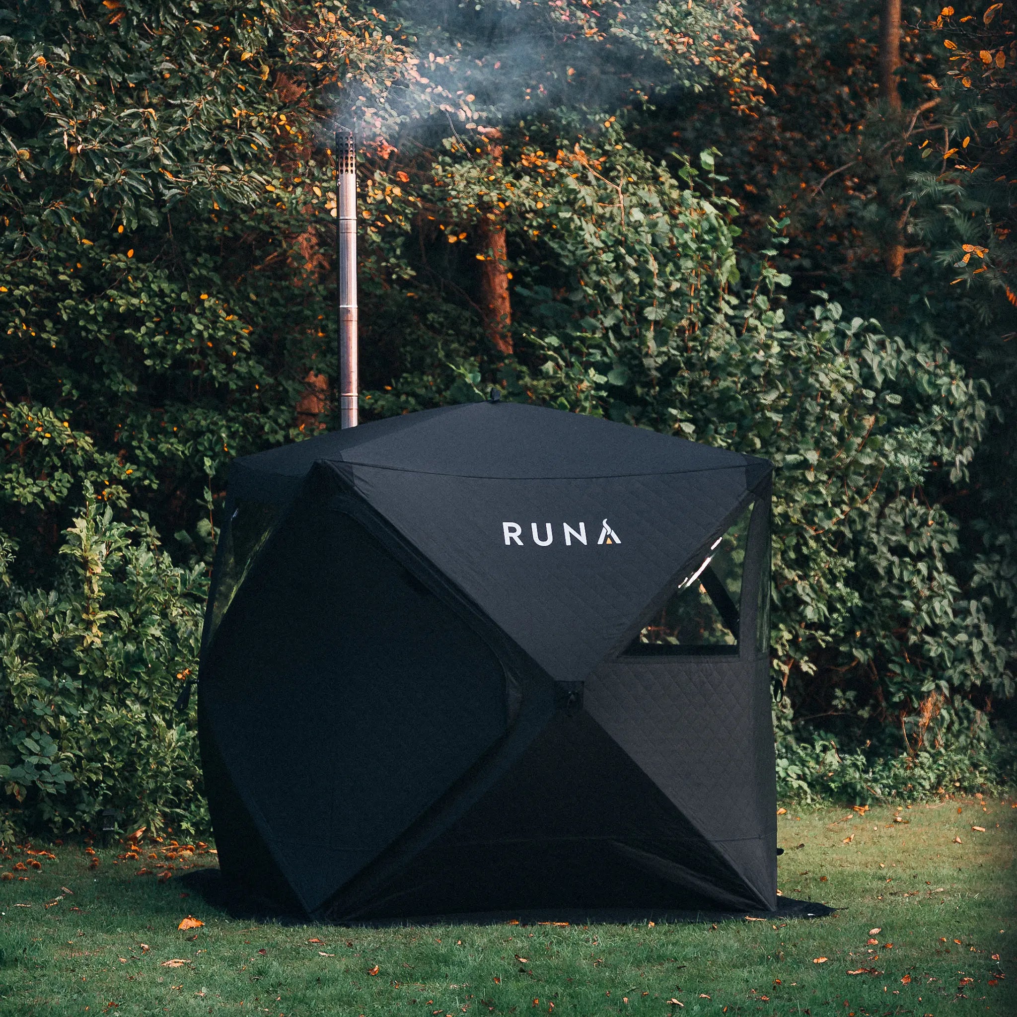 Mobile Zeltsauna im Garten aufgebaut